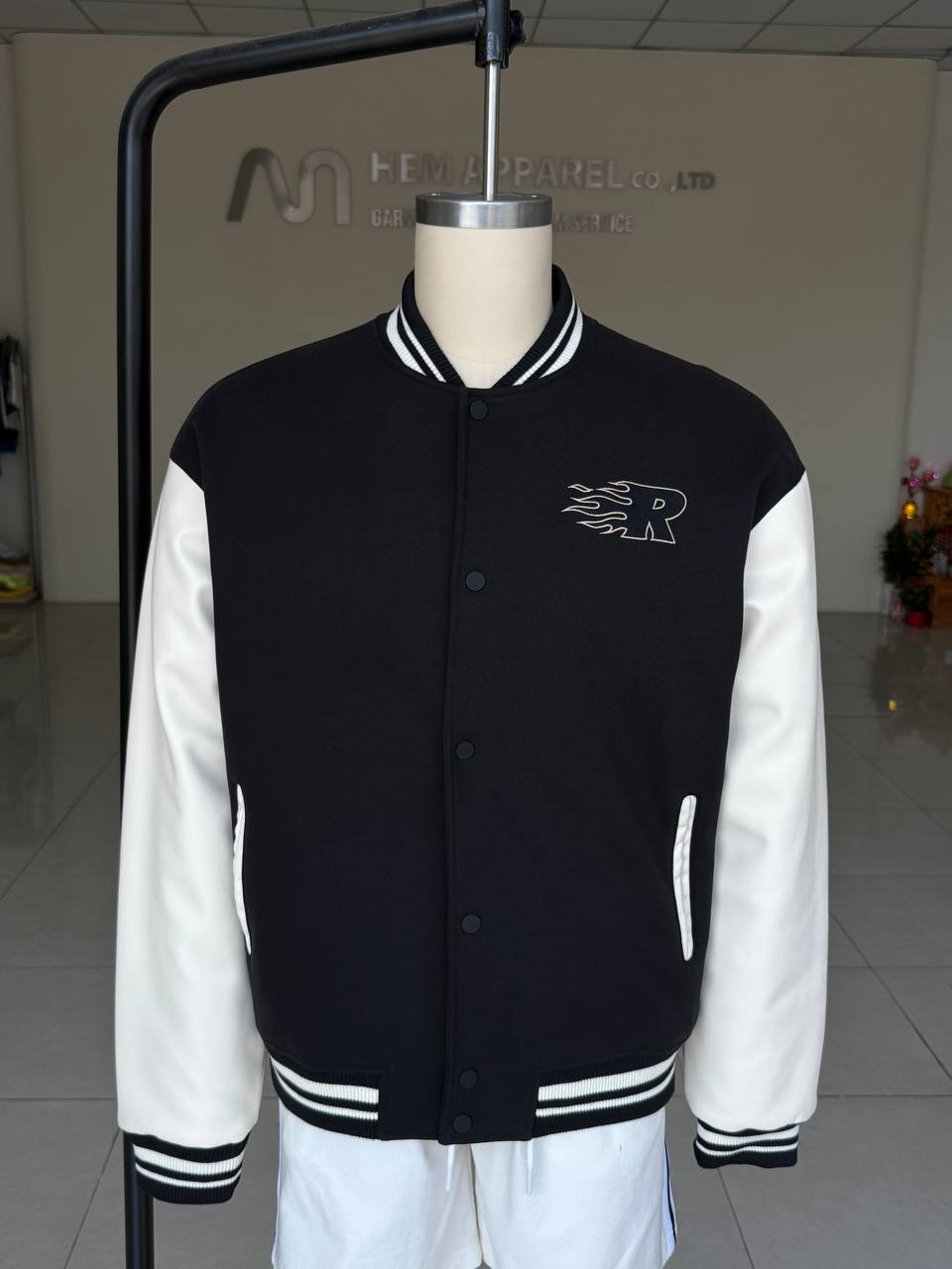 OEM Custom Varsity Jacket – Streetwear Letterman Style with Custom Logos | MOQ 300 pcs
